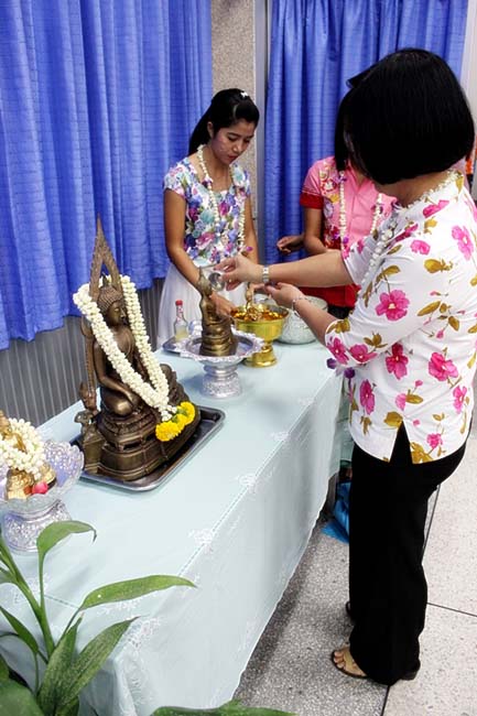 โครงการสืบสานประเพณีวันสงกรานต ์ วันอังคารที่ 9 เมษายน 2556 เวลา 08.30 - 13.00 น. ณ ห้องแหล่งการเรียนรู้ คณะศึกษาศาสตร์ มหาวิทยาลัยทักษิณ ภาพที่ 219