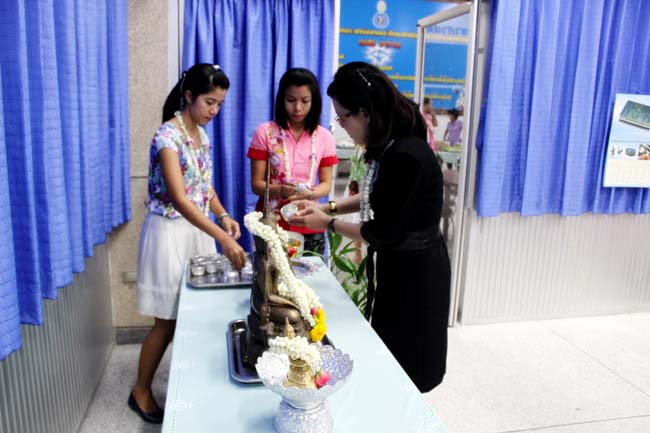 โครงการสืบสานประเพณีวันสงกรานต ์ วันอังคารที่ 9 เมษายน 2556 เวลา 08.30 - 13.00 น. ณ ห้องแหล่งการเรียนรู้ คณะศึกษาศาสตร์ มหาวิทยาลัยทักษิณ ภาพที่ 227