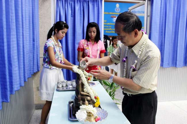โครงการสืบสานประเพณีวันสงกรานต ์ วันอังคารที่ 9 เมษายน 2556 เวลา 08.30 - 13.00 น. ณ ห้องแหล่งการเรียนรู้ คณะศึกษาศาสตร์ มหาวิทยาลัยทักษิณ ภาพที่ 228