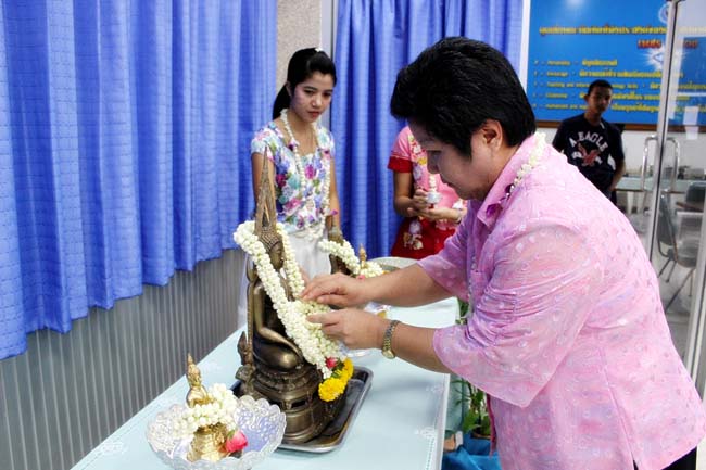 โครงการสืบสานประเพณีวันสงกรานต ์ วันอังคารที่ 9 เมษายน 2556 เวลา 08.30 - 13.00 น. ณ ห้องแหล่งการเรียนรู้ คณะศึกษาศาสตร์ มหาวิทยาลัยทักษิณ ภาพที่ 229