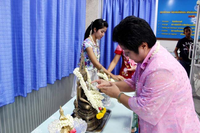 โครงการสืบสานประเพณีวันสงกรานต ์ วันอังคารที่ 9 เมษายน 2556 เวลา 08.30 - 13.00 น. ณ ห้องแหล่งการเรียนรู้ คณะศึกษาศาสตร์ มหาวิทยาลัยทักษิณ ภาพที่ 230