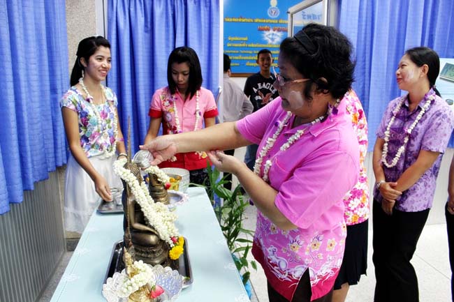 โครงการสืบสานประเพณีวันสงกรานต ์ วันอังคารที่ 9 เมษายน 2556 เวลา 08.30 - 13.00 น. ณ ห้องแหล่งการเรียนรู้ คณะศึกษาศาสตร์ มหาวิทยาลัยทักษิณ ภาพที่ 232