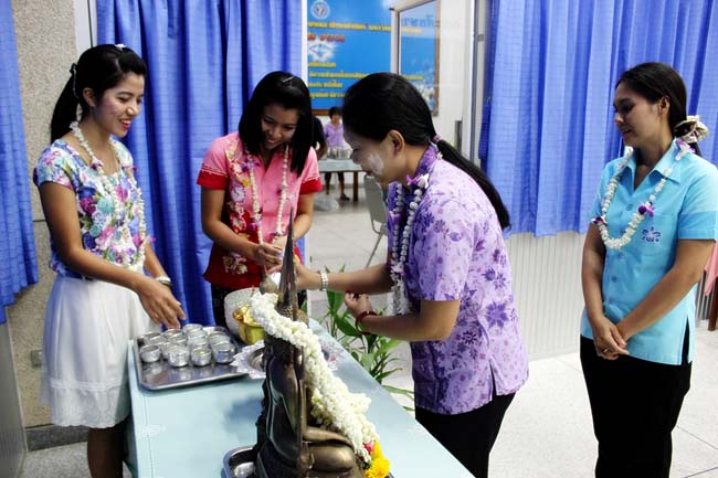 โครงการสืบสานประเพณีวันสงกรานต ์ วันอังคารที่ 9 เมษายน 2556 เวลา 08.30 - 13.00 น. ณ ห้องแหล่งการเรียนรู้ คณะศึกษาศาสตร์ มหาวิทยาลัยทักษิณ ภาพที่ 236