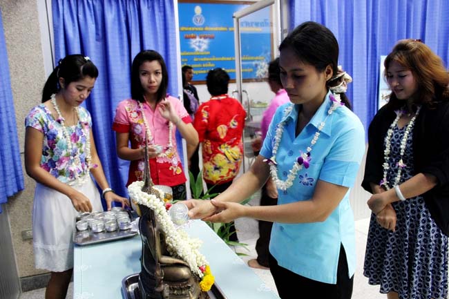 โครงการสืบสานประเพณีวันสงกรานต ์ วันอังคารที่ 9 เมษายน 2556 เวลา 08.30 - 13.00 น. ณ ห้องแหล่งการเรียนรู้ คณะศึกษาศาสตร์ มหาวิทยาลัยทักษิณ ภาพที่ 237
