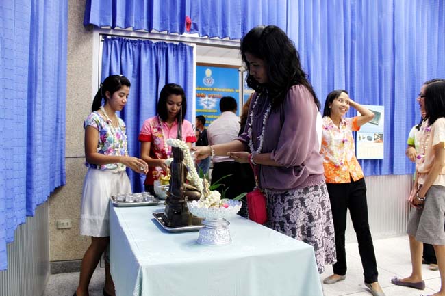 โครงการสืบสานประเพณีวันสงกรานต ์ วันอังคารที่ 9 เมษายน 2556 เวลา 08.30 - 13.00 น. ณ ห้องแหล่งการเรียนรู้ คณะศึกษาศาสตร์ มหาวิทยาลัยทักษิณ ภาพที่ 239