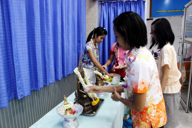 โครงการสืบสานประเพณีวันสงกรานต ์ วันอังคารที่ 9 เมษายน 2556 เวลา 08.30 - 13.00 น. ณ ห้องแหล่งการเรียนรู้ คณะศึกษาศาสตร์ มหาวิทยาลัยทักษิณ ภาพที่ 240