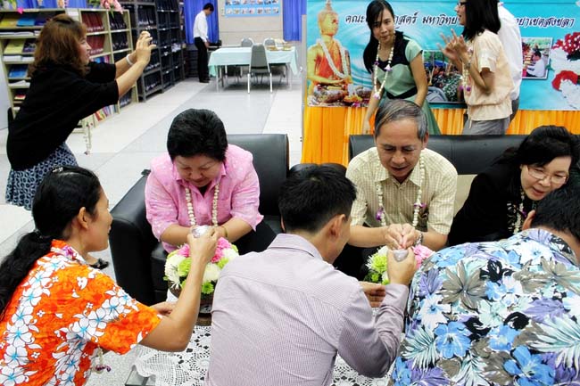 โครงการสืบสานประเพณีวันสงกรานต ์ วันอังคารที่ 9 เมษายน 2556 เวลา 08.30 - 13.00 น. ณ ห้องแหล่งการเรียนรู้ คณะศึกษาศาสตร์ มหาวิทยาลัยทักษิณ ภาพที่ 272