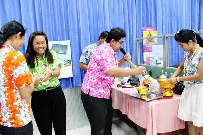 โครงการสืบสานประเพณีวันสงกรานต ์ วันอังคารที่ 9 เมษายน 2556 เวลา 08.30 - 13.00 น. ณ ห้องแหล่งการเรียนรู้ คณะศึกษาศาสตร์ มหาวิทยาลัยทักษิณ ภาพที่ 285