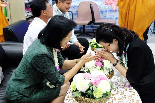 โครงการสืบสานประเพณีวันสงกรานต ์ วันอังคารที่ 9 เมษายน 2556 เวลา 08.30 - 13.00 น. ณ ห้องแหล่งการเรียนรู้ คณะศึกษาศาสตร์ มหาวิทยาลัยทักษิณ ภาพที่ 295