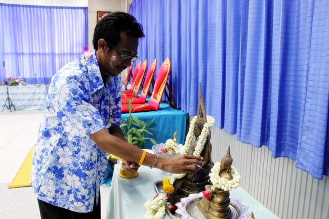 โครงการสืบสานประเพณีวันสงกรานต ์ วันอังคารที่ 9 เมษายน 2556 เวลา 08.30 - 13.00 น. ณ ห้องแหล่งการเรียนรู้ คณะศึกษาศาสตร์ มหาวิทยาลัยทักษิณ ภาพที่ 305