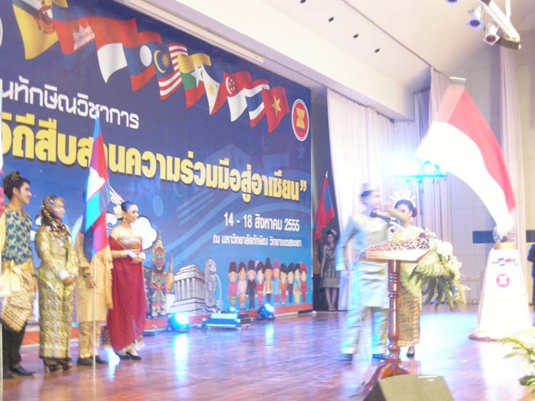 งานทักษิณวิชาการ"วิถีสืบสานความร่วมมือสู่อาเซียน" 14 - 18 สิงหาคม 2555 ภาพที่ 19
