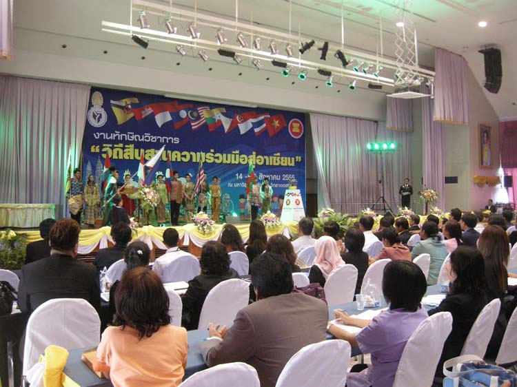 งานทักษิณวิชาการ"วิถีสืบสานความร่วมมือสู่อาเซียน" 14 - 18 สิงหาคม 2555 ภาพที่ 23
