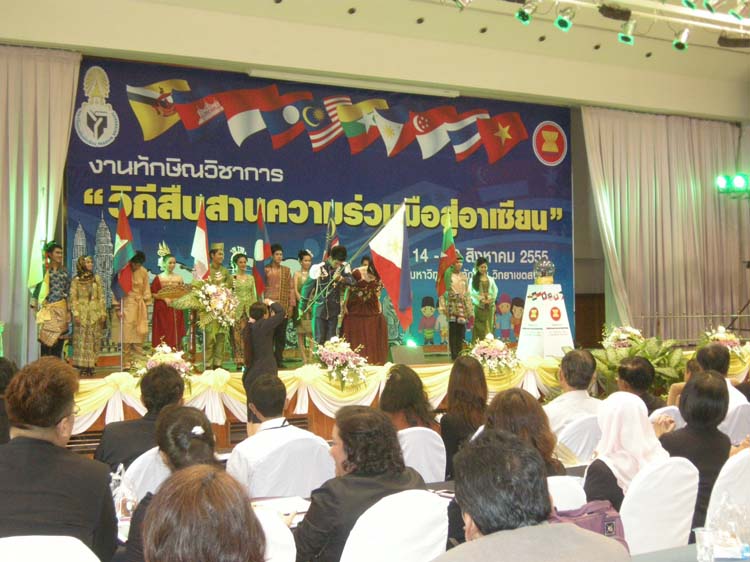 งานทักษิณวิชาการ"วิถีสืบสานความร่วมมือสู่อาเซียน" 14 - 18 สิงหาคม 2555 ภาพที่ 24