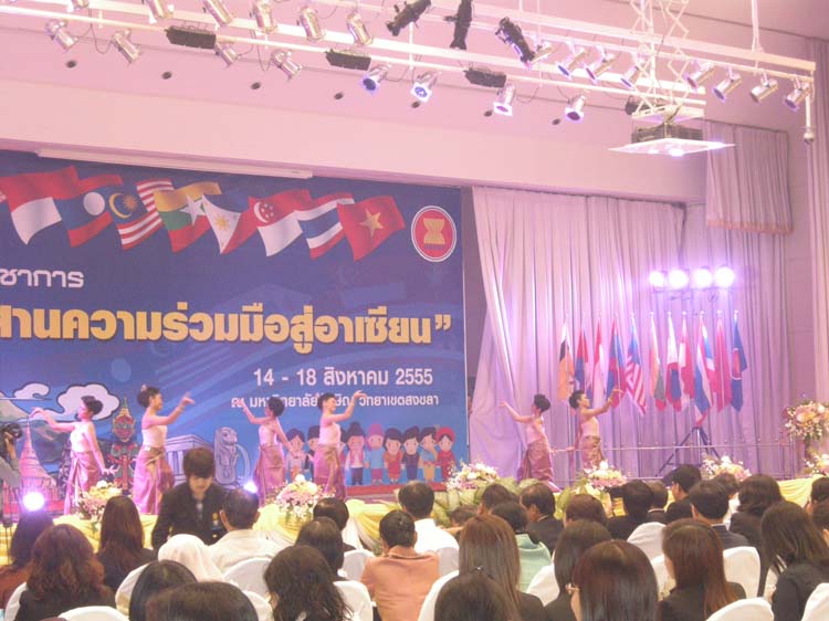 งานทักษิณวิชาการ"วิถีสืบสานความร่วมมือสู่อาเซียน" 14 - 18 สิงหาคม 2555 ภาพที่ 57