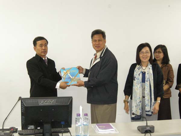 สำนักงานคณะศึกษาศาสตร์ ศึกษาดูงาน ณ คณะศึกษาศาสตร์ มหาวิทยาลัยเชียงใหม่ ในวันที่ 2 กุมภาพันธ์ พ.ศ. 2555 ภาพที่ 32