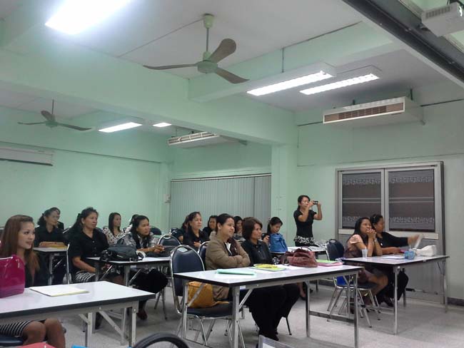 การอบรมครูในโครงการวิจัย เรื่องการสะท้อนสมรรถนะความรู้พื้นฐานของครูด้านภาษาและเทคโนโลยีผ่านการสร้างความตระหนักด้วยตนเอง