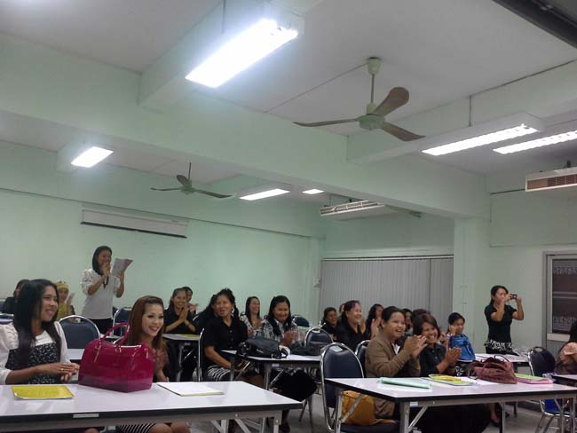 การอบรมครูในโครงการวิจัย เรื่องการสะท้อนสมรรถนะความรู้พื้นฐานของครูด้านภาษาและเทคโนโลยีผ่านการสร้างความตระหนักด้วยตนเอง ภาพที่ 2