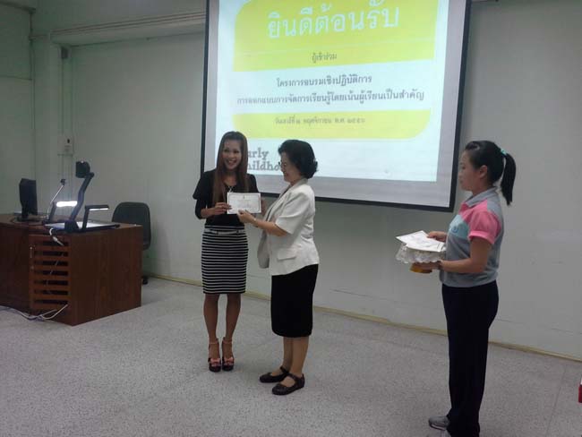 การอบรมครูในโครงการวิจัย เรื่องการสะท้อนสมรรถนะความรู้พื้นฐานของครูด้านภาษาและเทคโนโลยีผ่านการสร้างความตระหนักด้วยตนเอง ภาพที่ 3