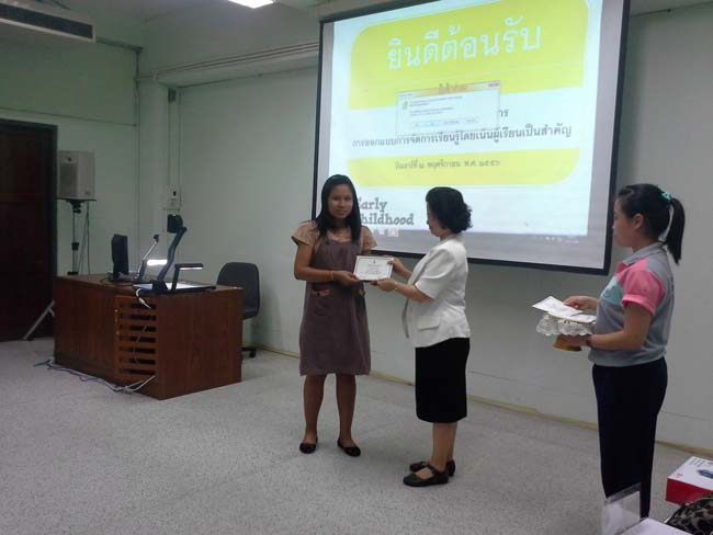 การอบรมครูในโครงการวิจัย เรื่องการสะท้อนสมรรถนะความรู้พื้นฐานของครูด้านภาษาและเทคโนโลยีผ่านการสร้างความตระหนักด้วยตนเอง ภาพที่ 23