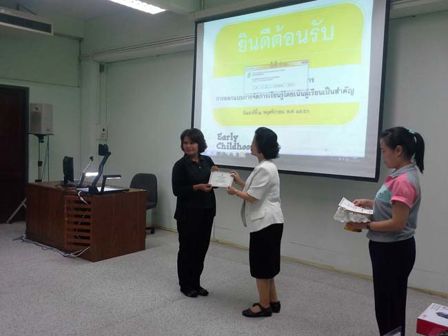 การอบรมครูในโครงการวิจัย เรื่องการสะท้อนสมรรถนะความรู้พื้นฐานของครูด้านภาษาและเทคโนโลยีผ่านการสร้างความตระหนักด้วยตนเอง ภาพที่ 25