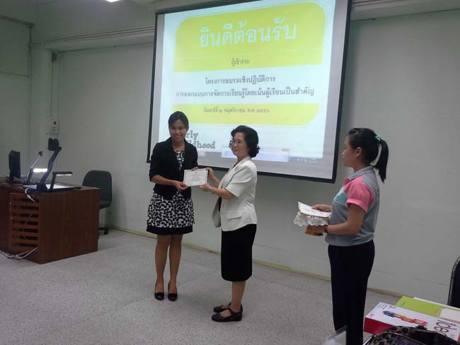 การอบรมครูในโครงการวิจัย เรื่องการสะท้อนสมรรถนะความรู้พื้นฐานของครูด้านภาษาและเทคโนโลยีผ่านการสร้างความตระหนักด้วยตนเอง ภาพที่ 40