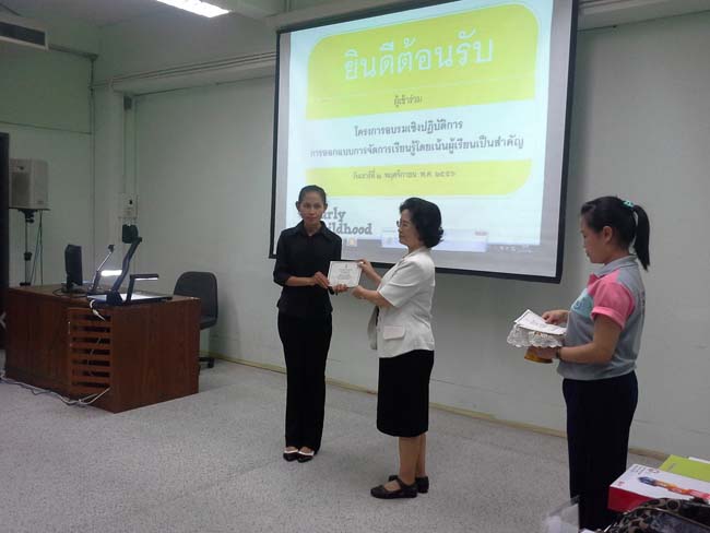 การอบรมครูในโครงการวิจัย เรื่องการสะท้อนสมรรถนะความรู้พื้นฐานของครูด้านภาษาและเทคโนโลยีผ่านการสร้างความตระหนักด้วยตนเอง ภาพที่ 51