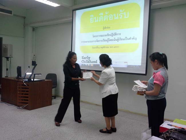 การอบรมครูในโครงการวิจัย เรื่องการสะท้อนสมรรถนะความรู้พื้นฐานของครูด้านภาษาและเทคโนโลยีผ่านการสร้างความตระหนักด้วยตนเอง ภาพที่ 59