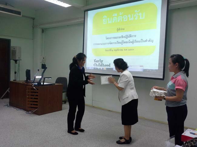 การอบรมครูในโครงการวิจัย เรื่องการสะท้อนสมรรถนะความรู้พื้นฐานของครูด้านภาษาและเทคโนโลยีผ่านการสร้างความตระหนักด้วยตนเอง ภาพที่ 75