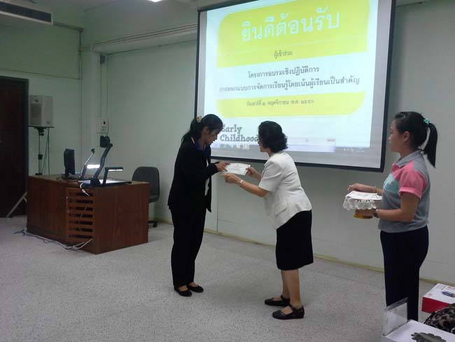 การอบรมครูในโครงการวิจัย เรื่องการสะท้อนสมรรถนะความรู้พื้นฐานของครูด้านภาษาและเทคโนโลยีผ่านการสร้างความตระหนักด้วยตนเอง ภาพที่ 78