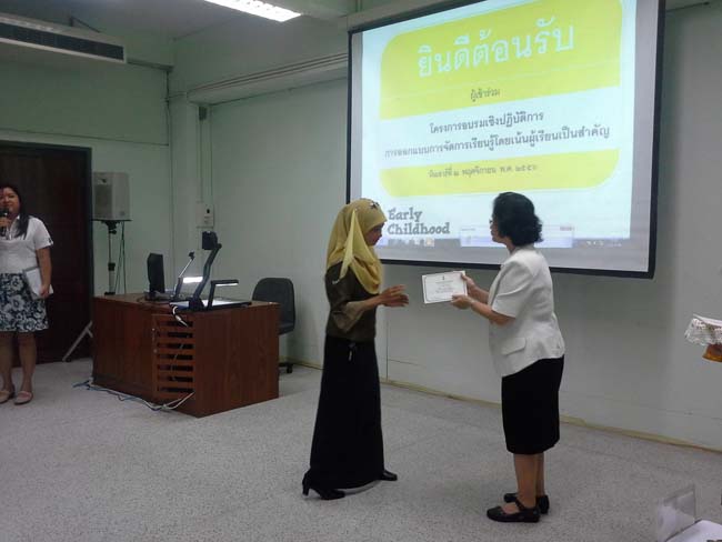 การอบรมครูในโครงการวิจัย เรื่องการสะท้อนสมรรถนะความรู้พื้นฐานของครูด้านภาษาและเทคโนโลยีผ่านการสร้างความตระหนักด้วยตนเอง ภาพที่ 85