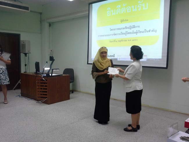 การอบรมครูในโครงการวิจัย เรื่องการสะท้อนสมรรถนะความรู้พื้นฐานของครูด้านภาษาและเทคโนโลยีผ่านการสร้างความตระหนักด้วยตนเอง ภาพที่ 86