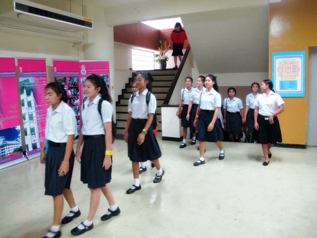 ผู้บริหาร อาจารย์ และบุคลากรคณะศึกษาศาสตร์ ร่วมต้อนรับคณะดูงานจากโรงเรียนบางสวรรค์วิทยาคม อ.พระแสง จ.สุราษฎร์ธานี ณ ห้องประชุมหอสมุด ชั้น 2 มหาวิทยาลัยทักษิณ วิทยาเขตสงขลา วันจันทร์ที่ 7 ตุลาคม 2556 ภาพที่ 2