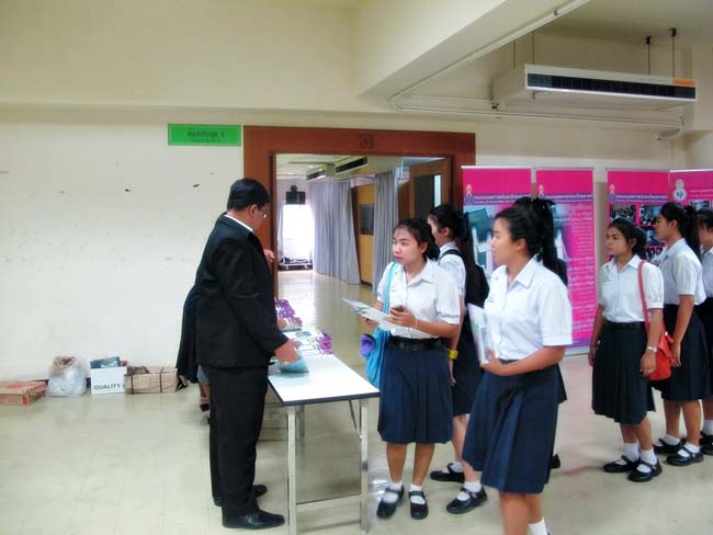ผู้บริหาร อาจารย์ และบุคลากรคณะศึกษาศาสตร์ ร่วมต้อนรับคณะดูงานจากโรงเรียนบางสวรรค์วิทยาคม อ.พระแสง จ.สุราษฎร์ธานี ณ ห้องประชุมหอสมุด ชั้น 2 มหาวิทยาลัยทักษิณ วิทยาเขตสงขลา วันจันทร์ที่ 7 ตุลาคม 2556 ภาพที่ 3