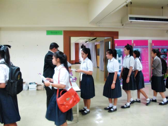 ผู้บริหาร อาจารย์ และบุคลากรคณะศึกษาศาสตร์ ร่วมต้อนรับคณะดูงานจากโรงเรียนบางสวรรค์วิทยาคม อ.พระแสง จ.สุราษฎร์ธานี ณ ห้องประชุมหอสมุด ชั้น 2 มหาวิทยาลัยทักษิณ วิทยาเขตสงขลา วันจันทร์ที่ 7 ตุลาคม 2556 ภาพที่ 4