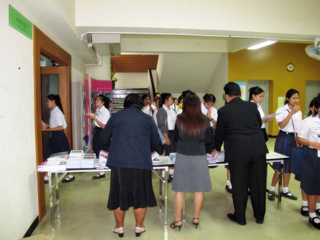 ผู้บริหาร อาจารย์ และบุคลากรคณะศึกษาศาสตร์ ร่วมต้อนรับคณะดูงานจากโรงเรียนบางสวรรค์วิทยาคม อ.พระแสง จ.สุราษฎร์ธานี ณ ห้องประชุมหอสมุด ชั้น 2 มหาวิทยาลัยทักษิณ วิทยาเขตสงขลา วันจันทร์ที่ 7 ตุลาคม 2556 ภาพที่ 5