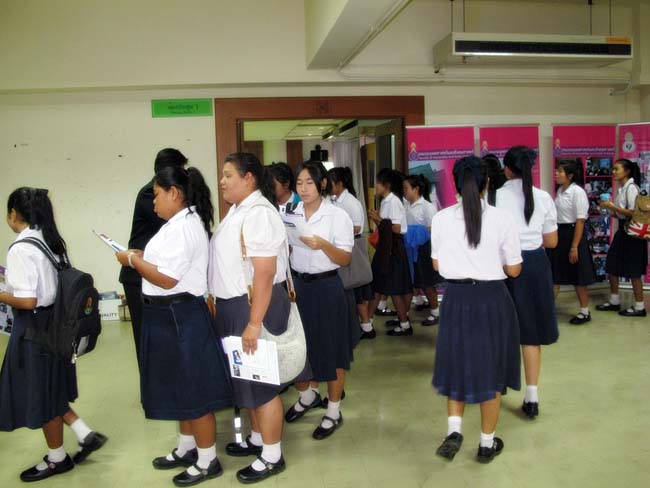 ผู้บริหาร อาจารย์ และบุคลากรคณะศึกษาศาสตร์ ร่วมต้อนรับคณะดูงานจากโรงเรียนบางสวรรค์วิทยาคม อ.พระแสง จ.สุราษฎร์ธานี ณ ห้องประชุมหอสมุด ชั้น 2 มหาวิทยาลัยทักษิณ วิทยาเขตสงขลา วันจันทร์ที่ 7 ตุลาคม 2556 ภาพที่ 6