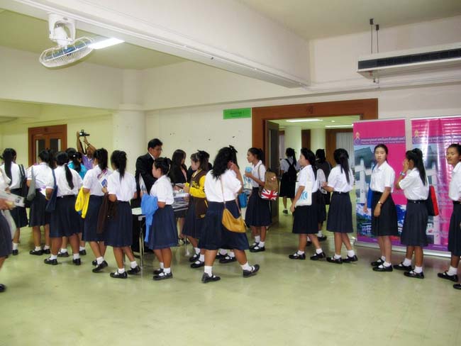 ผู้บริหาร อาจารย์ และบุคลากรคณะศึกษาศาสตร์ ร่วมต้อนรับคณะดูงานจากโรงเรียนบางสวรรค์วิทยาคม อ.พระแสง จ.สุราษฎร์ธานี ณ ห้องประชุมหอสมุด ชั้น 2 มหาวิทยาลัยทักษิณ วิทยาเขตสงขลา วันจันทร์ที่ 7 ตุลาคม 2556 ภาพที่ 7