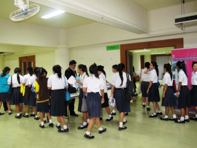ผู้บริหาร อาจารย์ และบุคลากรคณะศึกษาศาสตร์ ร่วมต้อนรับคณะดูงานจากโรงเรียนบางสวรรค์วิทยาคม อ.พระแสง จ.สุราษฎร์ธานี ณ ห้องประชุมหอสมุด ชั้น 2 มหาวิทยาลัยทักษิณ วิทยาเขตสงขลา วันจันทร์ที่ 7 ตุลาคม 2556 ภาพที่ 8