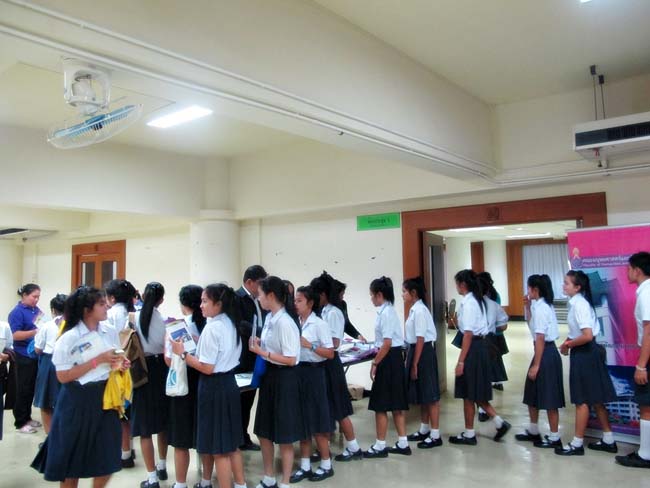 ผู้บริหาร อาจารย์ และบุคลากรคณะศึกษาศาสตร์ ร่วมต้อนรับคณะดูงานจากโรงเรียนบางสวรรค์วิทยาคม อ.พระแสง จ.สุราษฎร์ธานี ณ ห้องประชุมหอสมุด ชั้น 2 มหาวิทยาลัยทักษิณ วิทยาเขตสงขลา วันจันทร์ที่ 7 ตุลาคม 2556 ภาพที่ 9