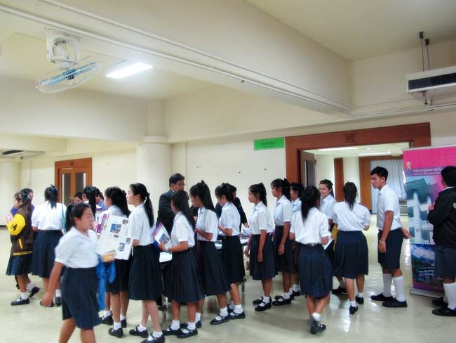 ผู้บริหาร อาจารย์ และบุคลากรคณะศึกษาศาสตร์ ร่วมต้อนรับคณะดูงานจากโรงเรียนบางสวรรค์วิทยาคม อ.พระแสง จ.สุราษฎร์ธานี ณ ห้องประชุมหอสมุด ชั้น 2 มหาวิทยาลัยทักษิณ วิทยาเขตสงขลา วันจันทร์ที่ 7 ตุลาคม 2556 ภาพที่ 10