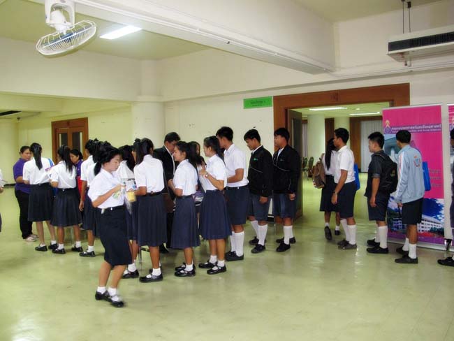 ผู้บริหาร อาจารย์ และบุคลากรคณะศึกษาศาสตร์ ร่วมต้อนรับคณะดูงานจากโรงเรียนบางสวรรค์วิทยาคม อ.พระแสง จ.สุราษฎร์ธานี ณ ห้องประชุมหอสมุด ชั้น 2 มหาวิทยาลัยทักษิณ วิทยาเขตสงขลา วันจันทร์ที่ 7 ตุลาคม 2556 ภาพที่ 11