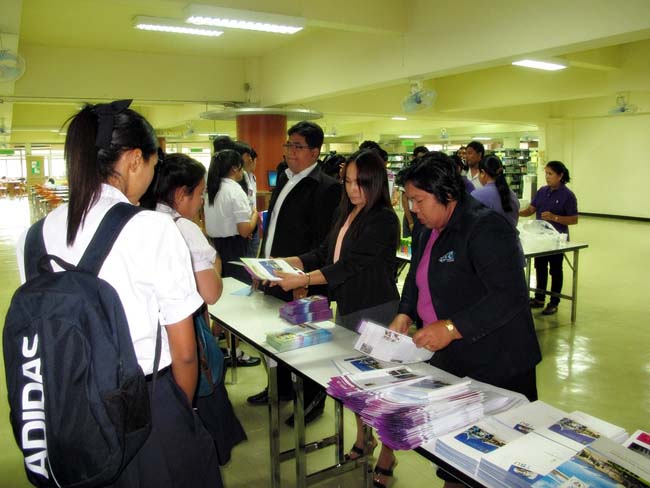 ผู้บริหาร อาจารย์ และบุคลากรคณะศึกษาศาสตร์ ร่วมต้อนรับคณะดูงานจากโรงเรียนบางสวรรค์วิทยาคม อ.พระแสง จ.สุราษฎร์ธานี ณ ห้องประชุมหอสมุด ชั้น 2 มหาวิทยาลัยทักษิณ วิทยาเขตสงขลา วันจันทร์ที่ 7 ตุลาคม 2556 ภาพที่ 12
