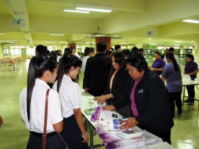 ผู้บริหาร อาจารย์ และบุคลากรคณะศึกษาศาสตร์ ร่วมต้อนรับคณะดูงานจากโรงเรียนบางสวรรค์วิทยาคม อ.พระแสง จ.สุราษฎร์ธานี ณ ห้องประชุมหอสมุด ชั้น 2 มหาวิทยาลัยทักษิณ วิทยาเขตสงขลา วันจันทร์ที่ 7 ตุลาคม 2556 ภาพที่ 13