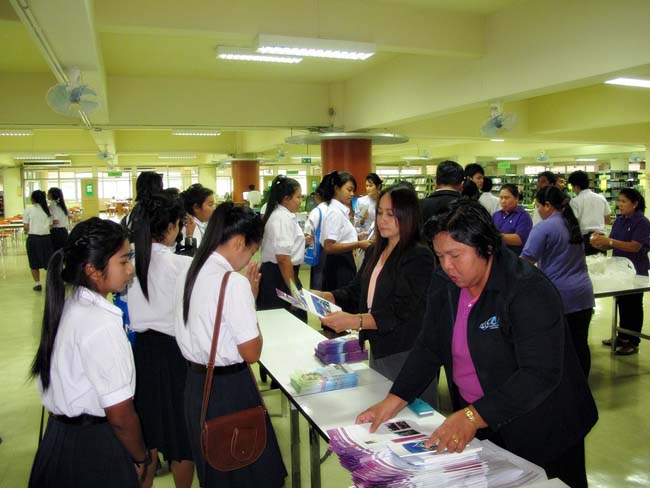 ผู้บริหาร อาจารย์ และบุคลากรคณะศึกษาศาสตร์ ร่วมต้อนรับคณะดูงานจากโรงเรียนบางสวรรค์วิทยาคม อ.พระแสง จ.สุราษฎร์ธานี ณ ห้องประชุมหอสมุด ชั้น 2 มหาวิทยาลัยทักษิณ วิทยาเขตสงขลา วันจันทร์ที่ 7 ตุลาคม 2556 ภาพที่ 14