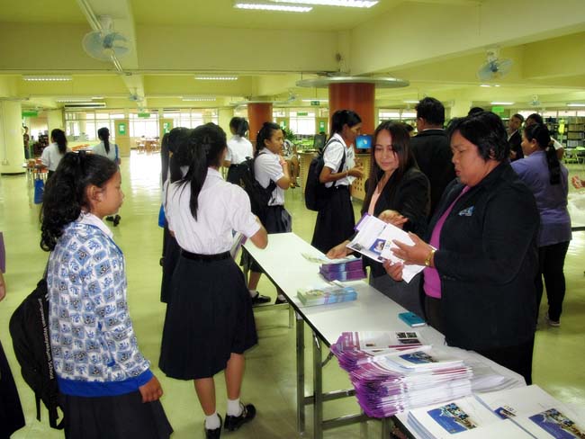 ผู้บริหาร อาจารย์ และบุคลากรคณะศึกษาศาสตร์ ร่วมต้อนรับคณะดูงานจากโรงเรียนบางสวรรค์วิทยาคม อ.พระแสง จ.สุราษฎร์ธานี ณ ห้องประชุมหอสมุด ชั้น 2 มหาวิทยาลัยทักษิณ วิทยาเขตสงขลา วันจันทร์ที่ 7 ตุลาคม 2556 ภาพที่ 15