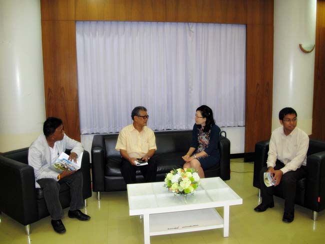 ผู้บริหาร อาจารย์ และบุคลากรคณะศึกษาศาสตร์ ร่วมต้อนรับคณะดูงานจากโรงเรียนบางสวรรค์วิทยาคม อ.พระแสง จ.สุราษฎร์ธานี ณ ห้องประชุมหอสมุด ชั้น 2 มหาวิทยาลัยทักษิณ วิทยาเขตสงขลา วันจันทร์ที่ 7 ตุลาคม 2556 ภาพที่ 16