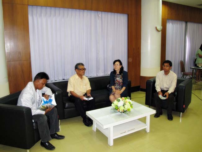 ผู้บริหาร อาจารย์ และบุคลากรคณะศึกษาศาสตร์ ร่วมต้อนรับคณะดูงานจากโรงเรียนบางสวรรค์วิทยาคม อ.พระแสง จ.สุราษฎร์ธานี ณ ห้องประชุมหอสมุด ชั้น 2 มหาวิทยาลัยทักษิณ วิทยาเขตสงขลา วันจันทร์ที่ 7 ตุลาคม 2556 ภาพที่ 17