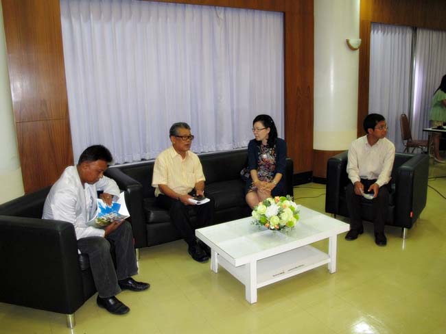 ผู้บริหาร อาจารย์ และบุคลากรคณะศึกษาศาสตร์ ร่วมต้อนรับคณะดูงานจากโรงเรียนบางสวรรค์วิทยาคม อ.พระแสง จ.สุราษฎร์ธานี ณ ห้องประชุมหอสมุด ชั้น 2 มหาวิทยาลัยทักษิณ วิทยาเขตสงขลา วันจันทร์ที่ 7 ตุลาคม 2556 ภาพที่ 18