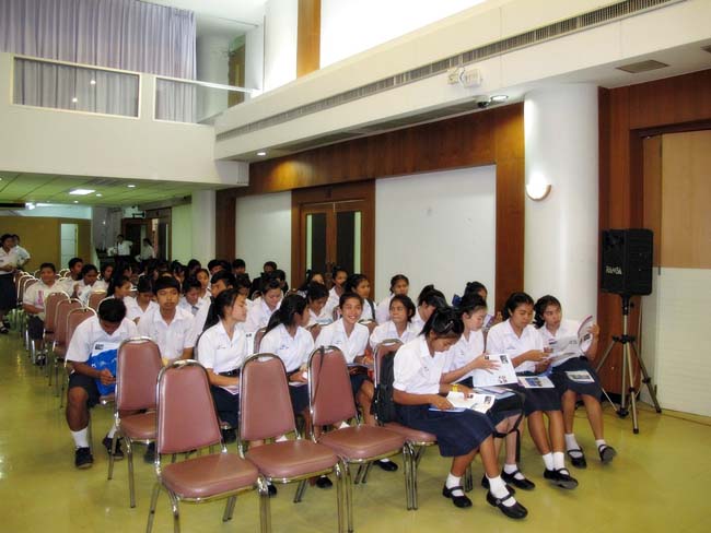 ผู้บริหาร อาจารย์ และบุคลากรคณะศึกษาศาสตร์ ร่วมต้อนรับคณะดูงานจากโรงเรียนบางสวรรค์วิทยาคม อ.พระแสง จ.สุราษฎร์ธานี ณ ห้องประชุมหอสมุด ชั้น 2 มหาวิทยาลัยทักษิณ วิทยาเขตสงขลา วันจันทร์ที่ 7 ตุลาคม 2556 ภาพที่ 19
