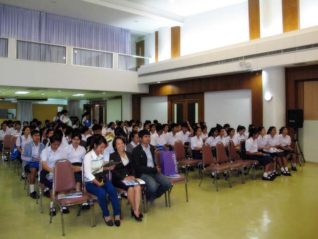 ผู้บริหาร อาจารย์ และบุคลากรคณะศึกษาศาสตร์ ร่วมต้อนรับคณะดูงานจากโรงเรียนบางสวรรค์วิทยาคม อ.พระแสง จ.สุราษฎร์ธานี ณ ห้องประชุมหอสมุด ชั้น 2 มหาวิทยาลัยทักษิณ วิทยาเขตสงขลา วันจันทร์ที่ 7 ตุลาคม 2556 ภาพที่ 20